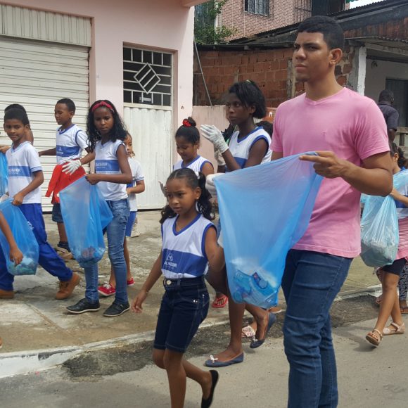 Estudantes de escolas estaduais de Brasília Teimosa promovem mutirão de limpeza na comunidade com o apoio da Celpe