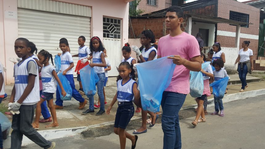 Estudantes de escolas estaduais de Brasília Teimosa promovem mutirão de limpeza na comunidade com o apoio da Celpe