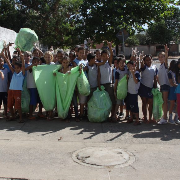 Mutirão de limpeza e prevenção a doenças fazem dobradinha em prol do bairro Mangueira em Recife, com apoio da Celpe