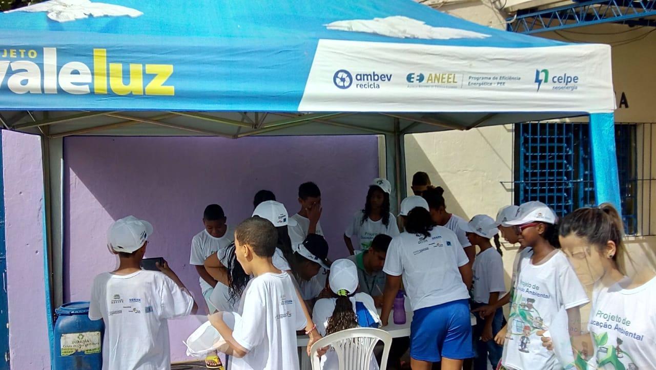 Estudantes de Boa Vista participam de ação de limpeza na comunidade com o apoio do Limpa Brasil e da Celpe