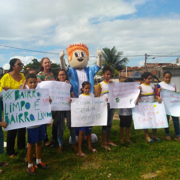 Agentes de Educação e de Saúde participam de ação e mutirão de limpeza com o apoio do Limpa Brasil, da Coelba e do Vale Luz