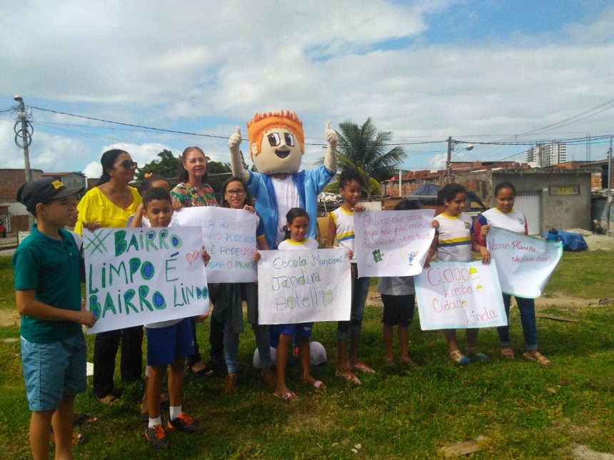 Agentes de Educação e de Saúde participam de ação e mutirão de limpeza com o apoio do Limpa Brasil, da Coelba e do Vale Luz