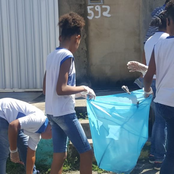 Alunos da Escola Municipal Osvaldo Gordilho participam de mutirão de limpeza do Limpa Brasil e do Vale Luz Coelba em Salvador