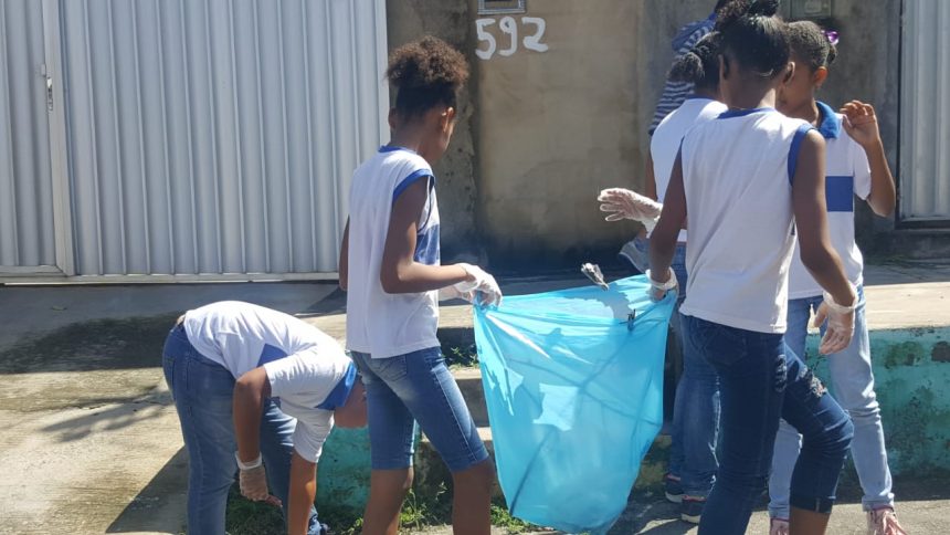 Alunos da Escola Municipal Osvaldo Gordilho participam de mutirão de limpeza do Limpa Brasil e do Vale Luz Coelba em Salvador