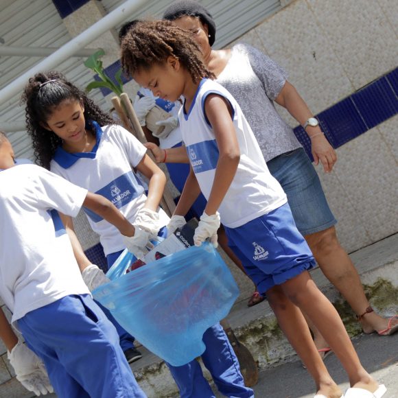 Setembro é mês de Limpeza:  Duas Escolas Municipais participam de mutirão organizado pelo Limpa Brasil e pelo Vale Luz Coelba em Salvador