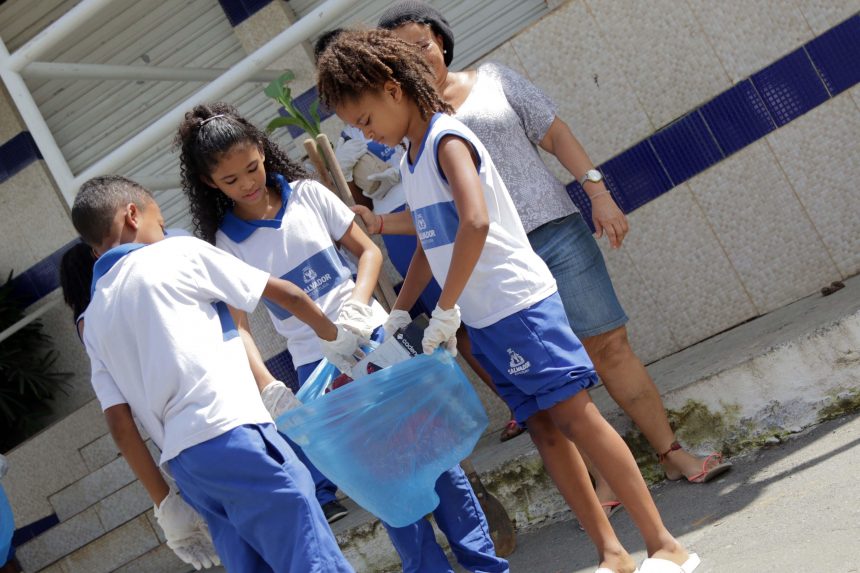 Setembro é mês de Limpeza:  Duas Escolas Municipais participam de mutirão organizado pelo Limpa Brasil e pelo Vale Luz Coelba em Salvador