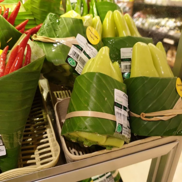 Supermercado na Tailândia troca plástico por folha de bananeira