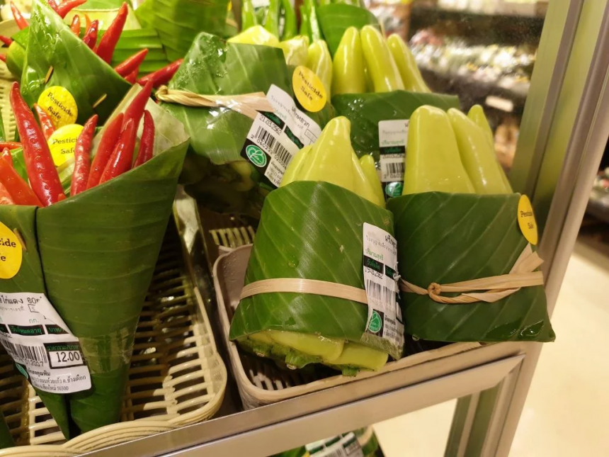 Supermercado na Tailândia troca plástico por folha de bananeira