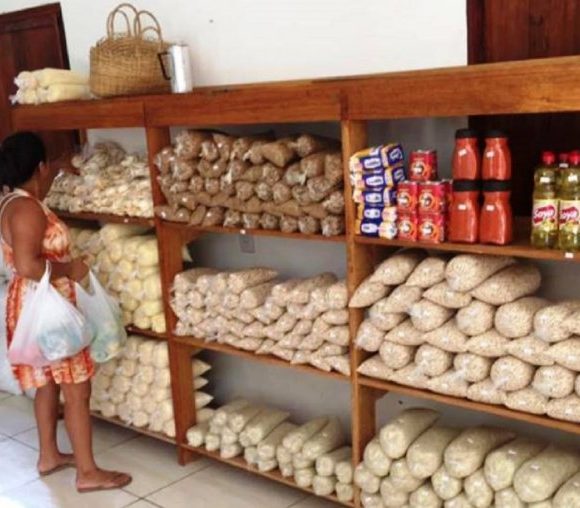 O 1º supermercado brasileiro em que clientes podem trocar lixo reciclável por alimentos.