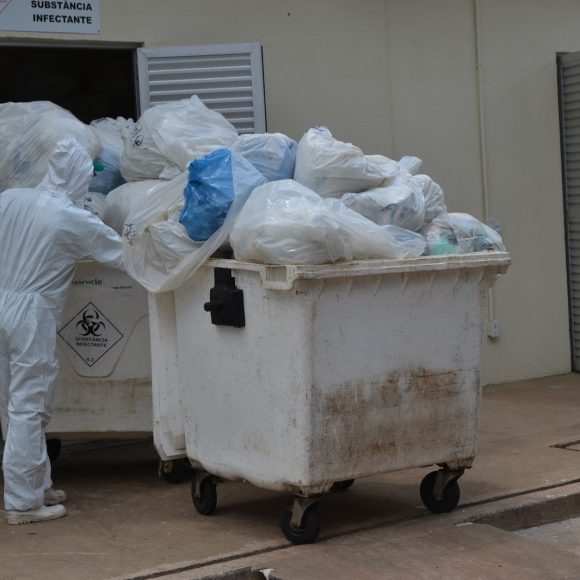 Lixo hospitalar do coronavírus cresce pelo menos quatro vezes e vira ‘bomba-relógio’ da doença