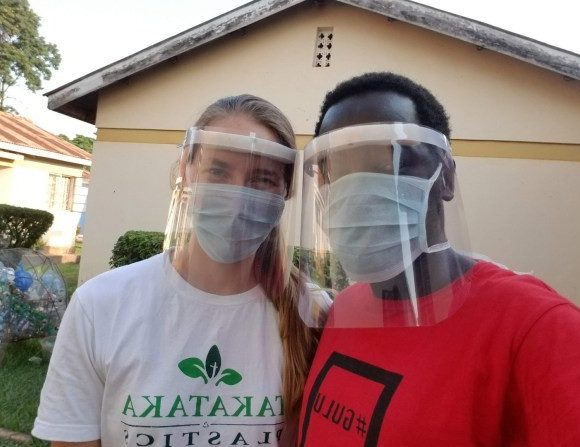 Startup de Uganda transforma lixo plástico em protetores faciais contra covid-19
