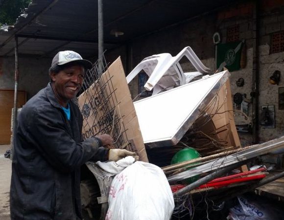 ‘Acham que a gente é lixo’: a rede invisível de catadores que processa tudo o que é reciclado em SP