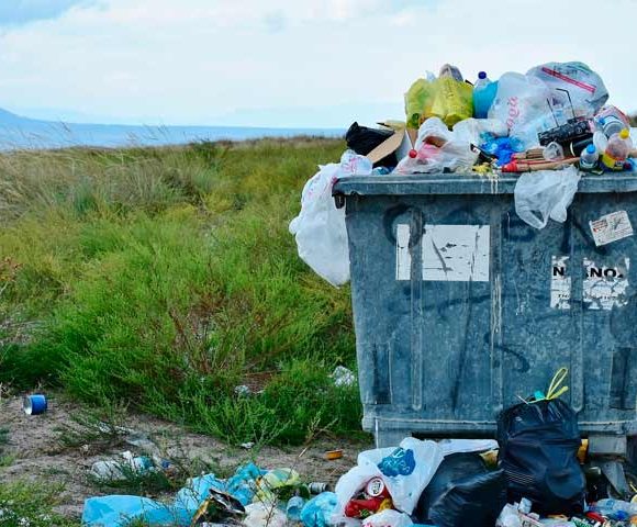 Consumo de plásticos explode na pandemia e Brasil recicla menos de 2% do material