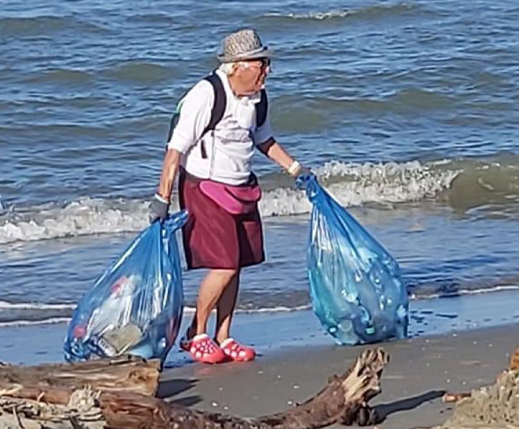 Aos 85 anos, vovô percorre quilômetros recolhendo lixo das praias