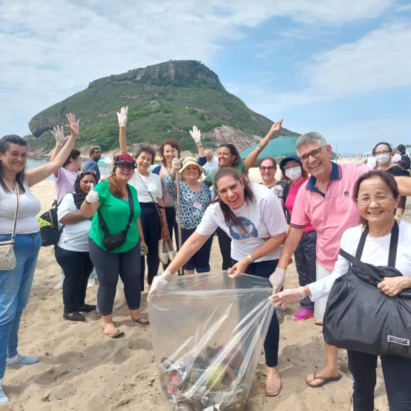 Ação do Instituto Limpa Brasil retira mais de 430 mil quilos de resíduos na praia do Recreio no Rio