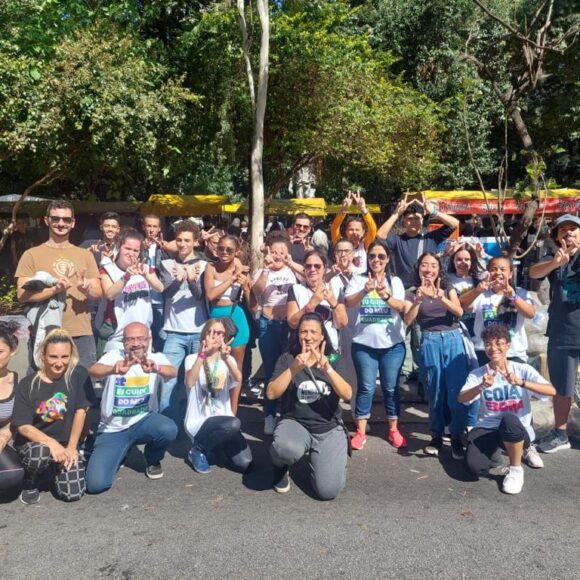 Concentração de voluntários na Av. Paulista para convocação do Dia Mundial da Limpeza