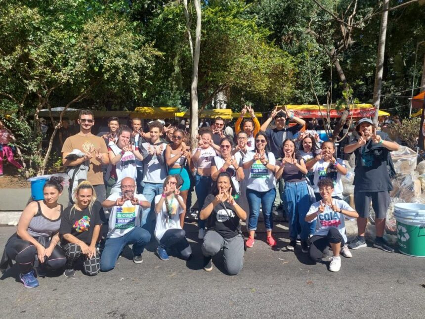 Concentração de voluntários na Av. Paulista para convocação do Dia Mundial da Limpeza