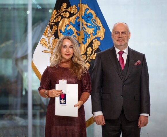 Presidente da rede global Let’s do It World, Heidi Solba,  é condecorada pela República da Estônia.