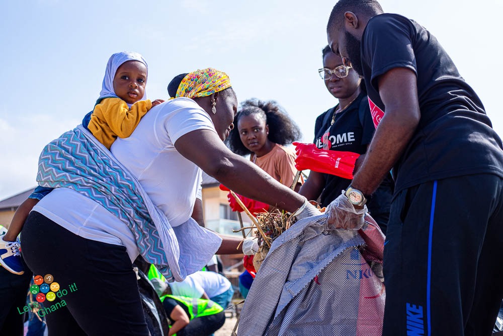 O impacto de mutirões de limpeza atingem toda a comunidade. (Foto: Let's Do It Ghana)