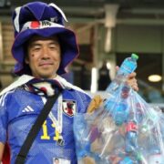 Atitude sustentável na Copa: torcedores do Japão dão exemplo ao limpar arquibancadas durante partida