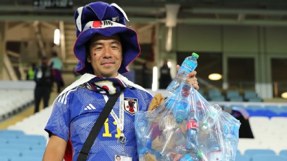 Atitude sustentável na Copa: torcedores do Japão dão exemplo ao limpar arquibancadas durante partida